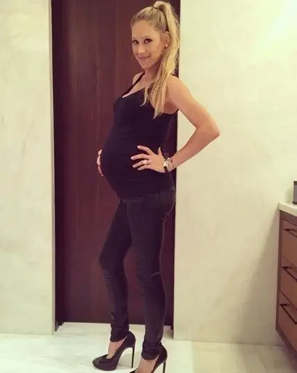 Anna Kournikova mostra barriga de grávida