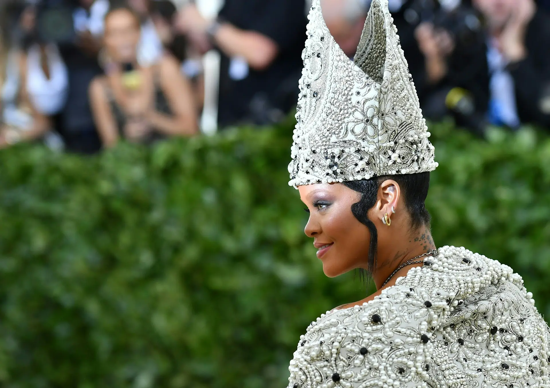 Vestida de Papa, Rihanna vence pela segunda vez consecutiva o Met Gala