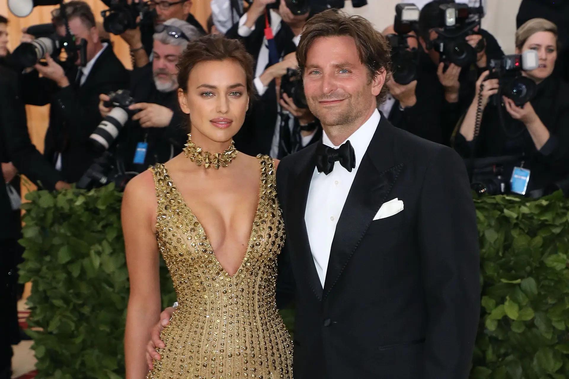 Irina Shayk e Bradley Cooper arrasam no Met Gala
