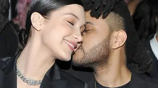 Bella Hadid e The Weeknd trocam beijos apaixonados em Cannes depois de negarem reconciliação
