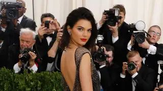 Kendall Jenner expõe seios com vestido transparente em Cannes