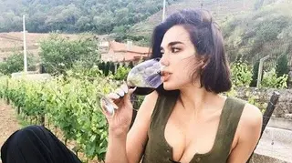 Dua Lipa de férias em Portugal com as amigas