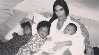 Kim Kardashian derrete redes sociais com fotografia dos filhos no banho