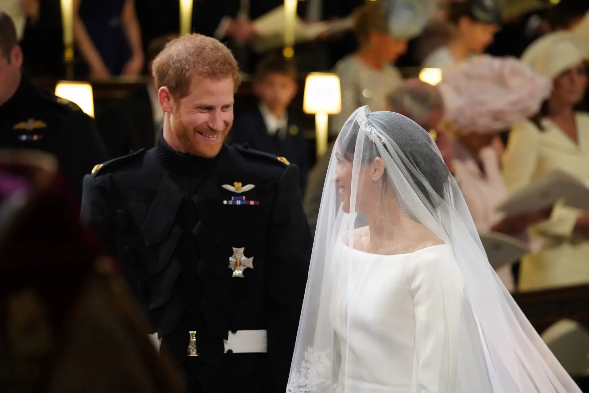 Harry e Meghan: Um casal cúmplice, apaixonado e pouco preocupado com o protocolo