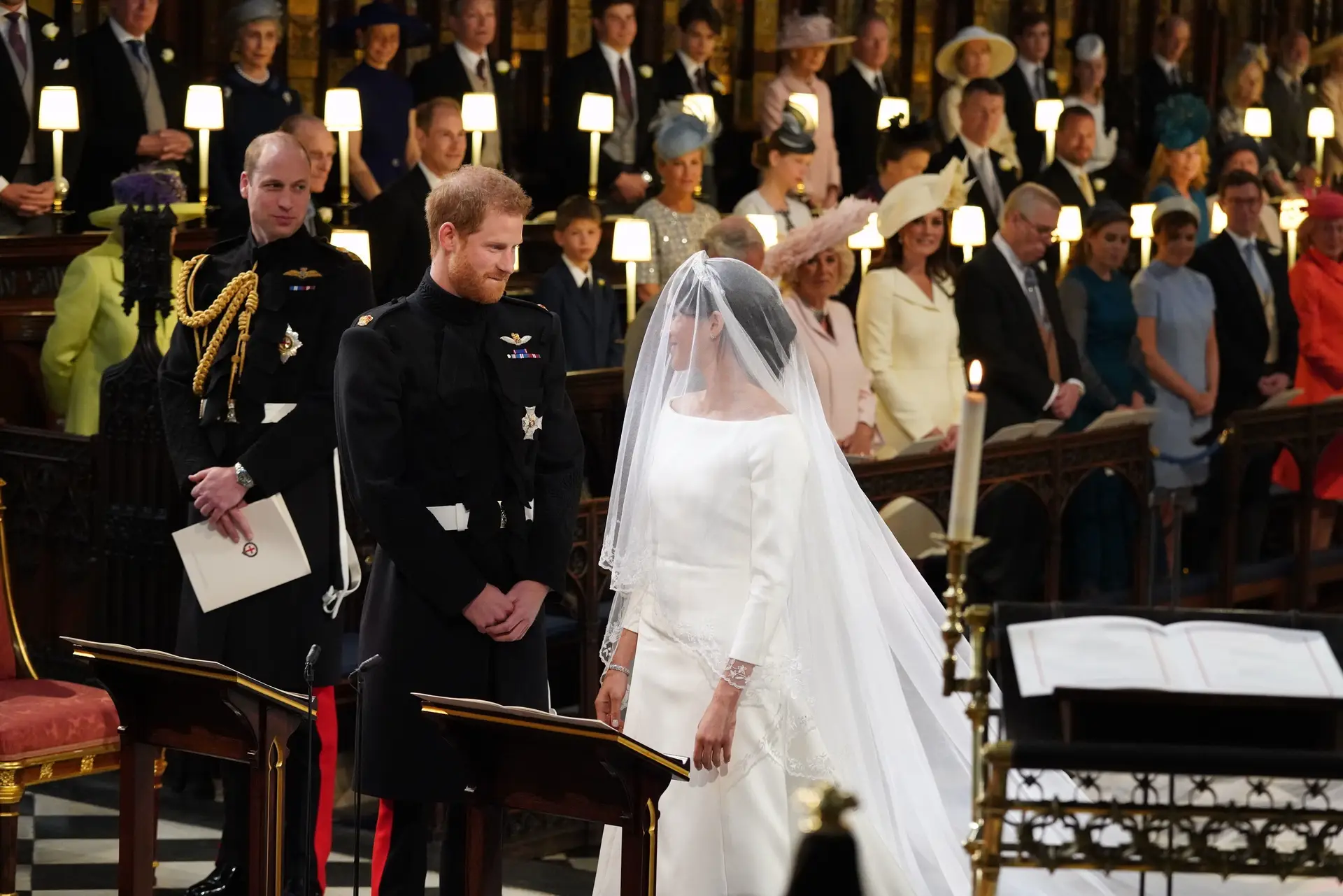 Príncipe Harry emociona-se ao ver Meghan Markle a caminhar para o altar