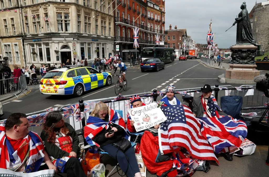 Ambiente de festa em Windsor horas antes do casamento real