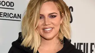 Khloé Kardashian mostra o rosto da filha pela primeira vez