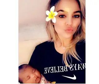 Khloé Kardashian com a filha, True