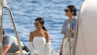 Kourtney Kardashian e Kendall Jenner deslumbram com biquinis reduzidos