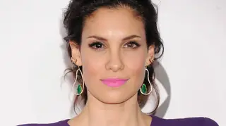 Daniela Ruah mostra silhueta em biquíni e recebe elogios dos fãs