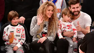 Shakira brinda fãs com foto antiga de Piqué com o filho