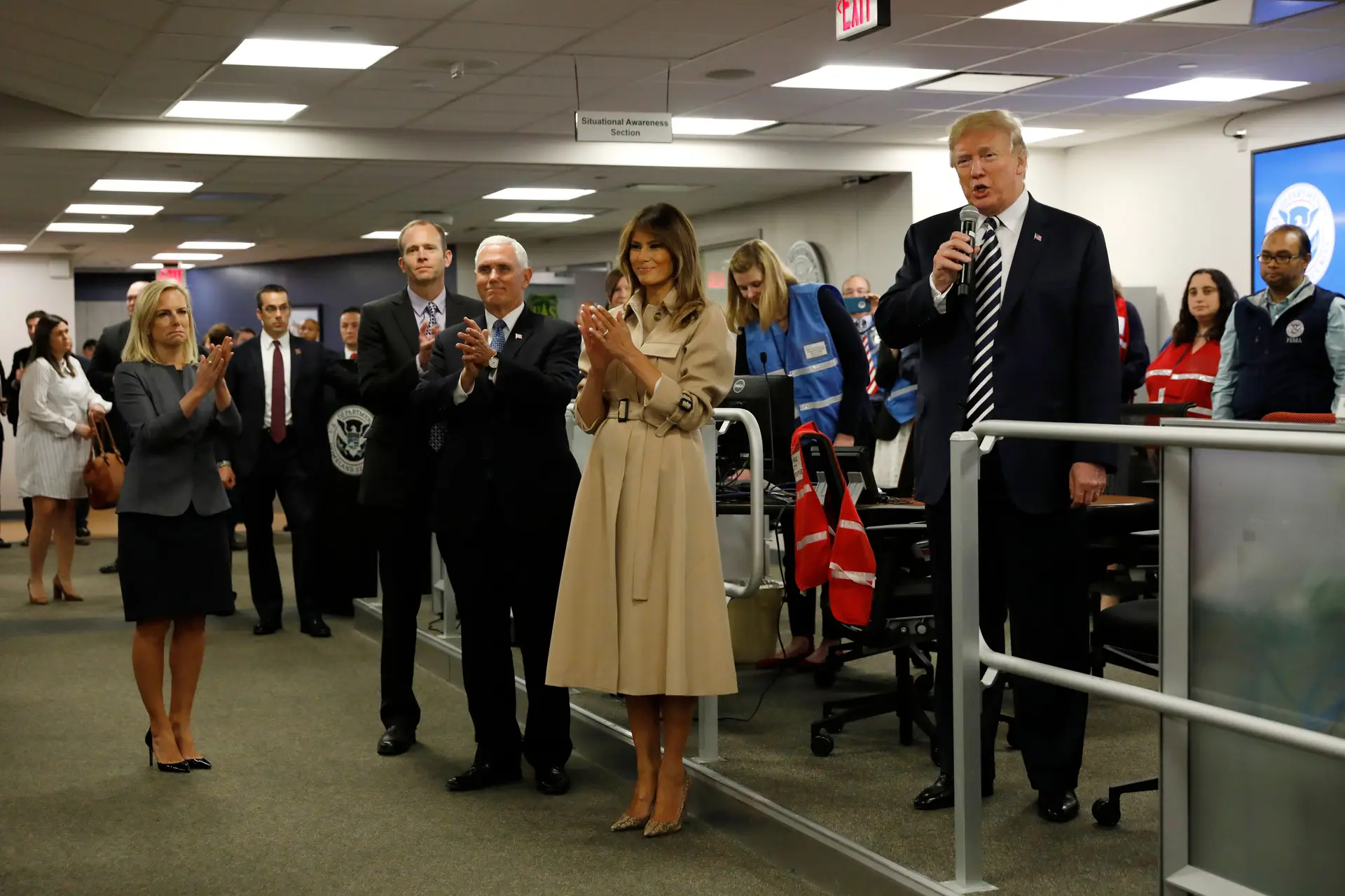 Melania Trump reaparece após um mês de ausência e muita especulação
