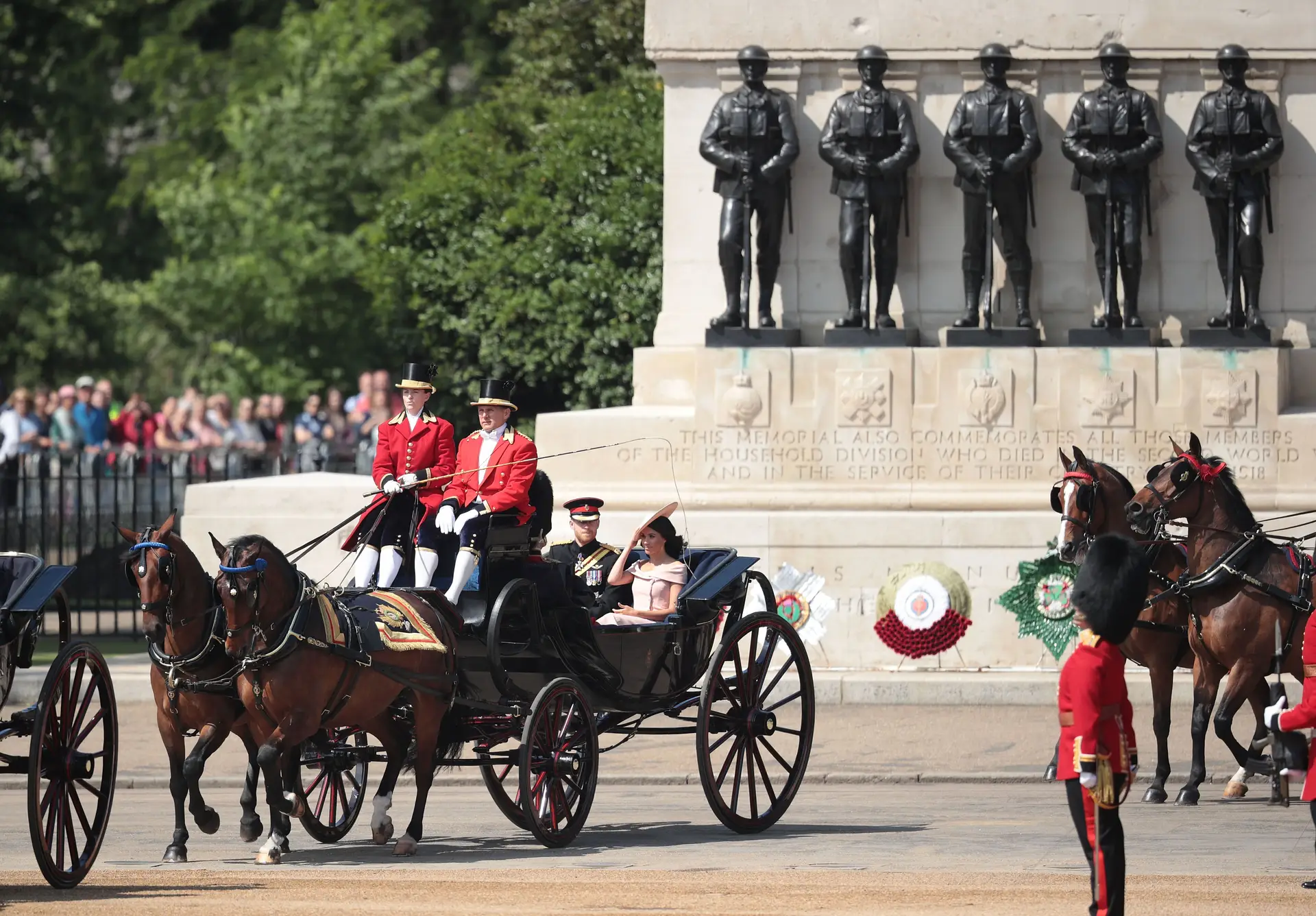 Meghan Markle e príncipe Harry chegam de lua de mel para aniversário da rainha