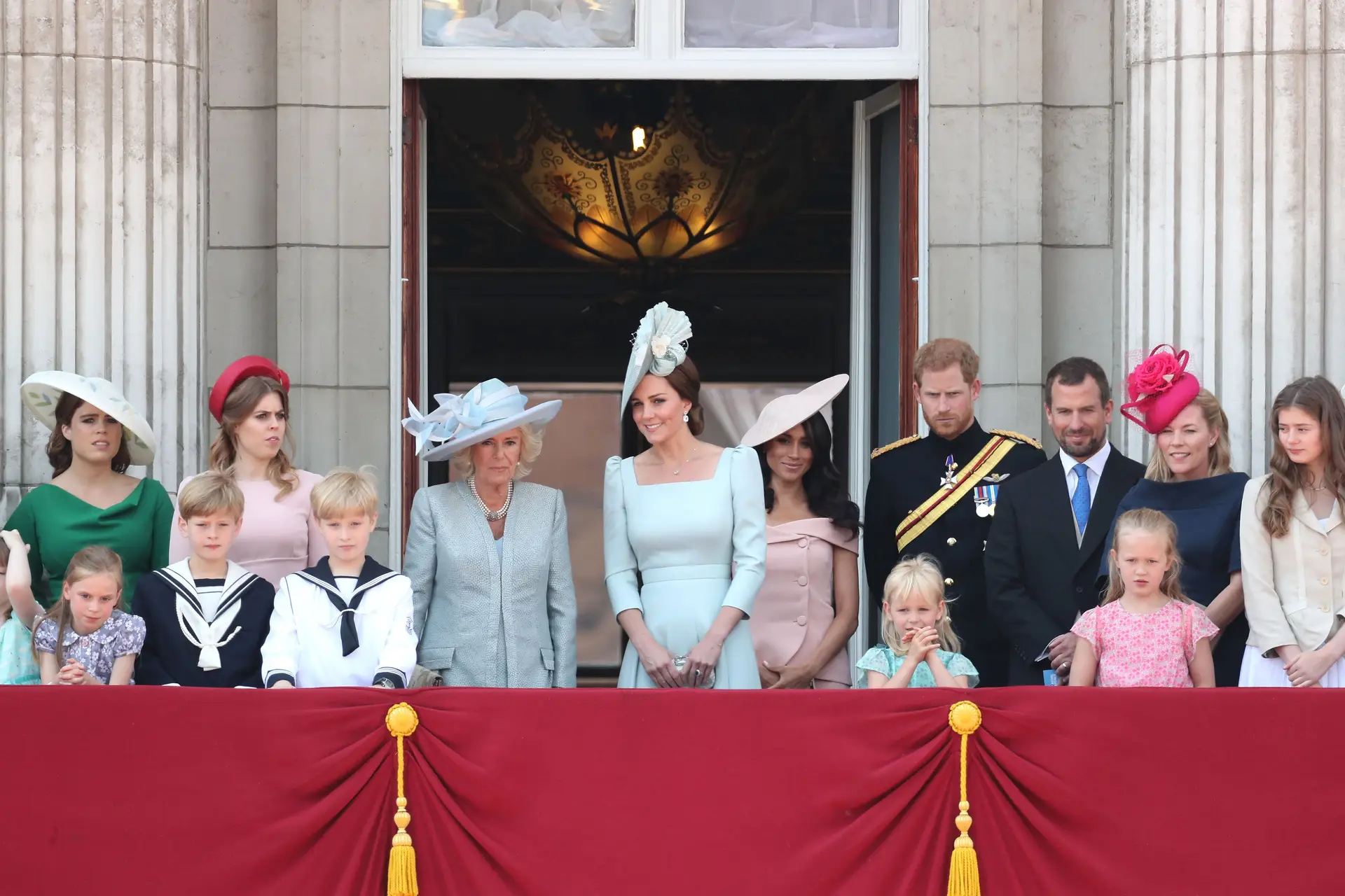 Meghan estreia-se na varanda do Buckingham Palace, mas Kate ocupa o centro