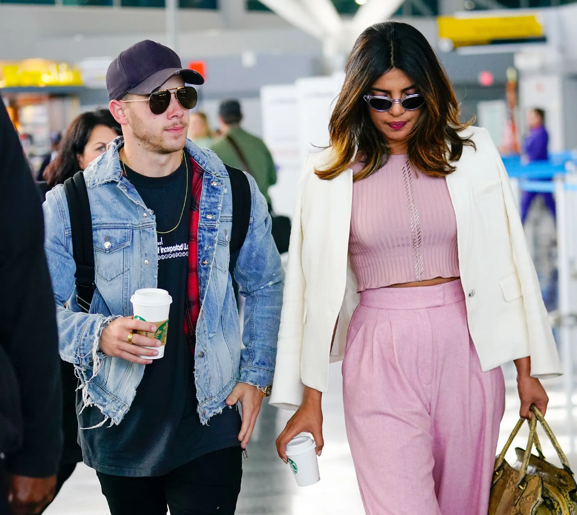 Nick Jonas e Priyanka Chopra fotografados juntos em aeroporto
