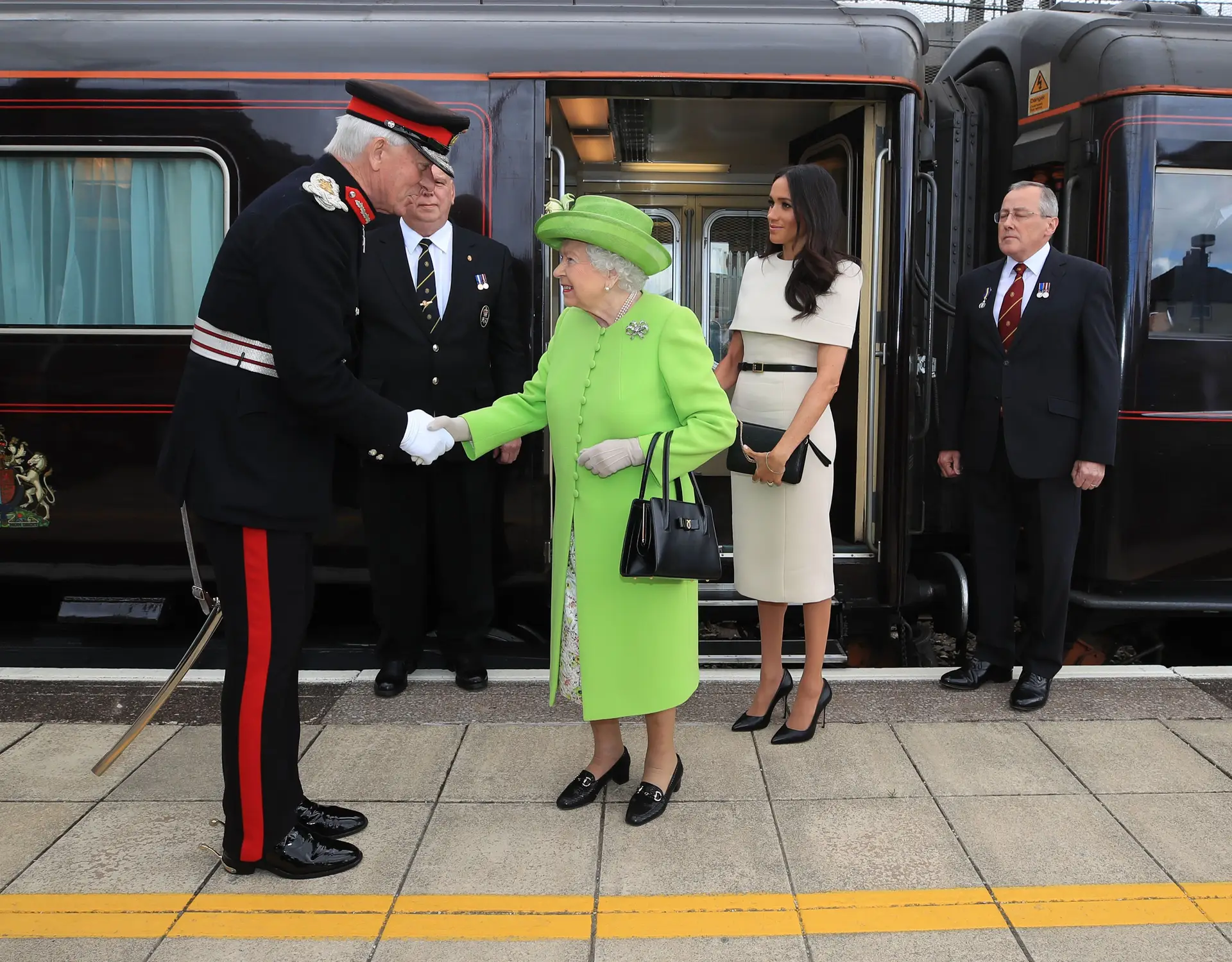Meghan Markle e Isabel II cúmplices em ato oficial