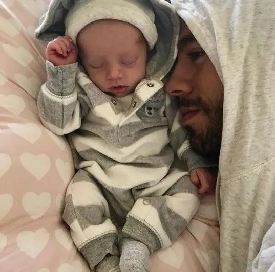 Namorada de Enrique Iglesias assiste à abertura do Mundial 2018 com companhia especial