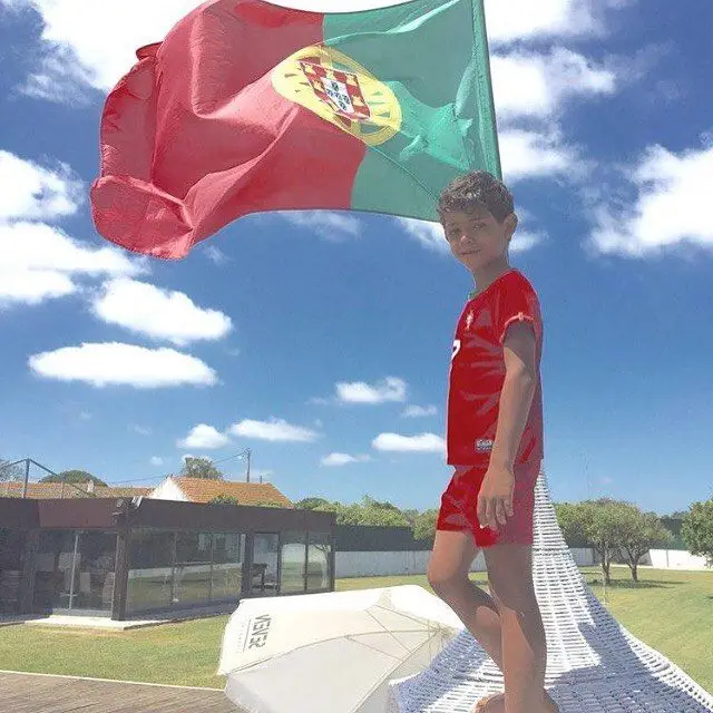 Dolores Aveiro apoia Portugal com foto de Cristianinho vestido a rigor