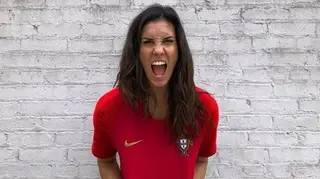 Daniela Ruah presta homenagem à "mulher que levou porrada do Brad Pitt numa sequência de acção brilhante"