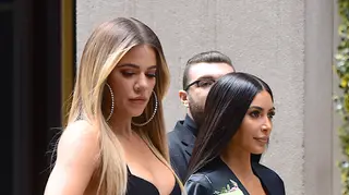 Kim Kardashian dá os parabéns a Khloé com fotografia rara