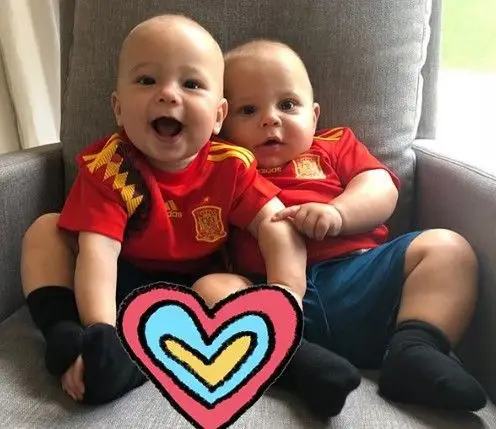 Gémeos de Enrique Iglesias vestidos a rigor para o jogo Rússia-Espanha