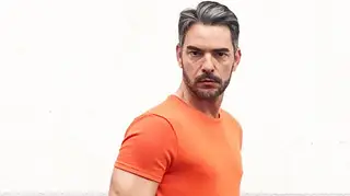 Cláudio Ramos mostra fotografia ao lado da filha