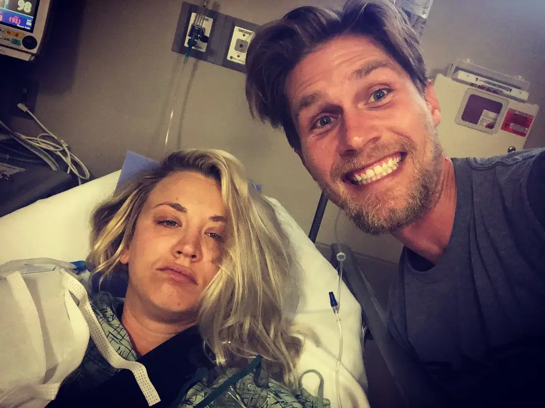 Atriz de 'A Teoria do Big Bang' no hospital durante lua de mel