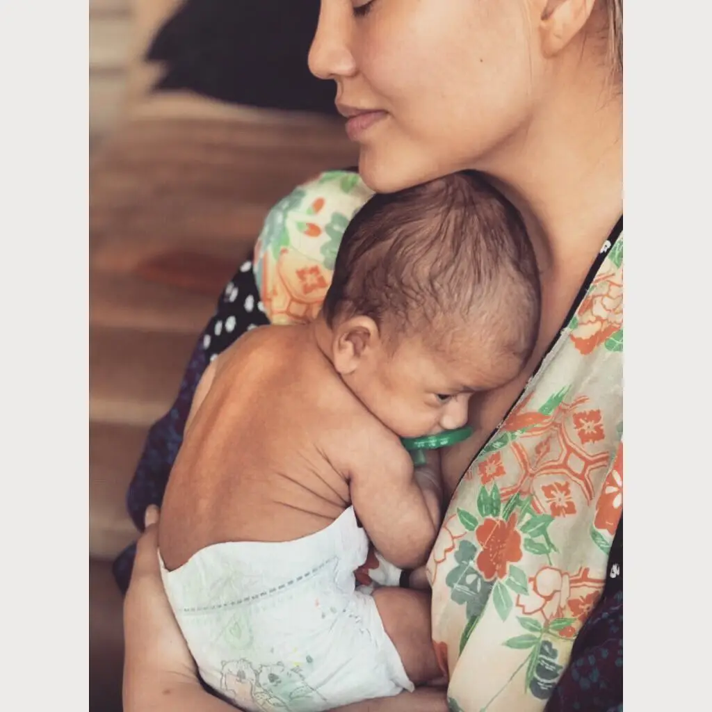 Chrissy Teigen partilha foto amorosa com o filho bebé