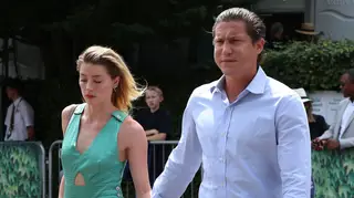 Amber Heard troca beijos apaixonados com ‘ex’ de Heidi Klum