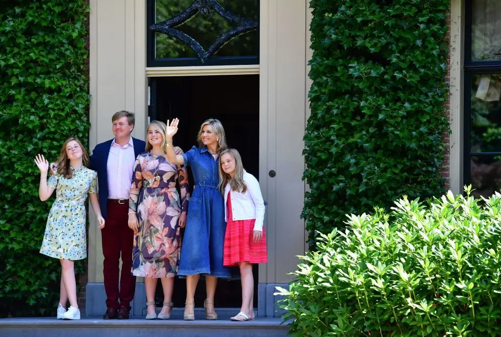 Família real da Holanda dá início às férias de verão com sessão fotográfica animada