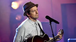 Jason Mraz teve "experiências com homens" enquanto namorava com atual mulher