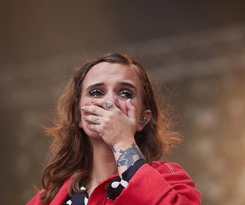 Grávida do terceiro filho, Carolina Deslandes chora em palco
