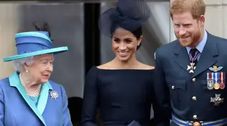 Isabel II "desmanchou-se a rir" após abrir presente de Natal de Meghan Markle