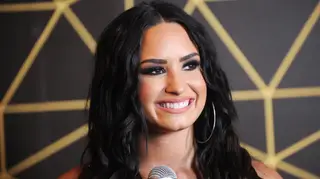 Vídeo: Demi Lovato assume novo amor com beijo apaixonado