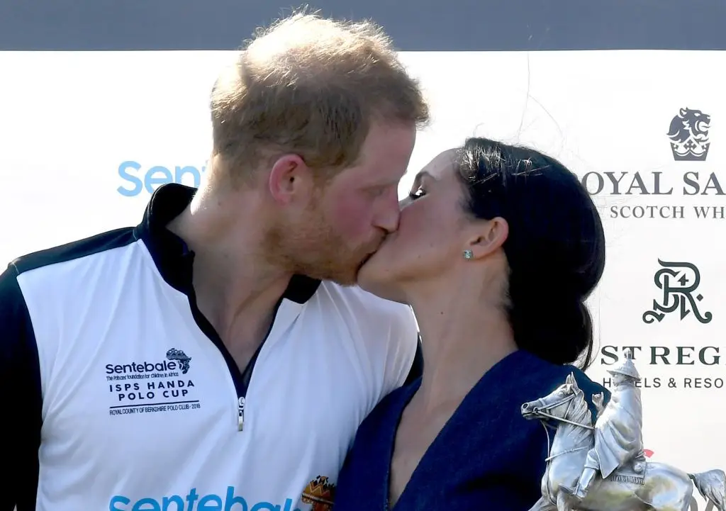 Vídeo: Príncipe Harry e Meghan Markle trocam beijo apaixonado em evento de caridade