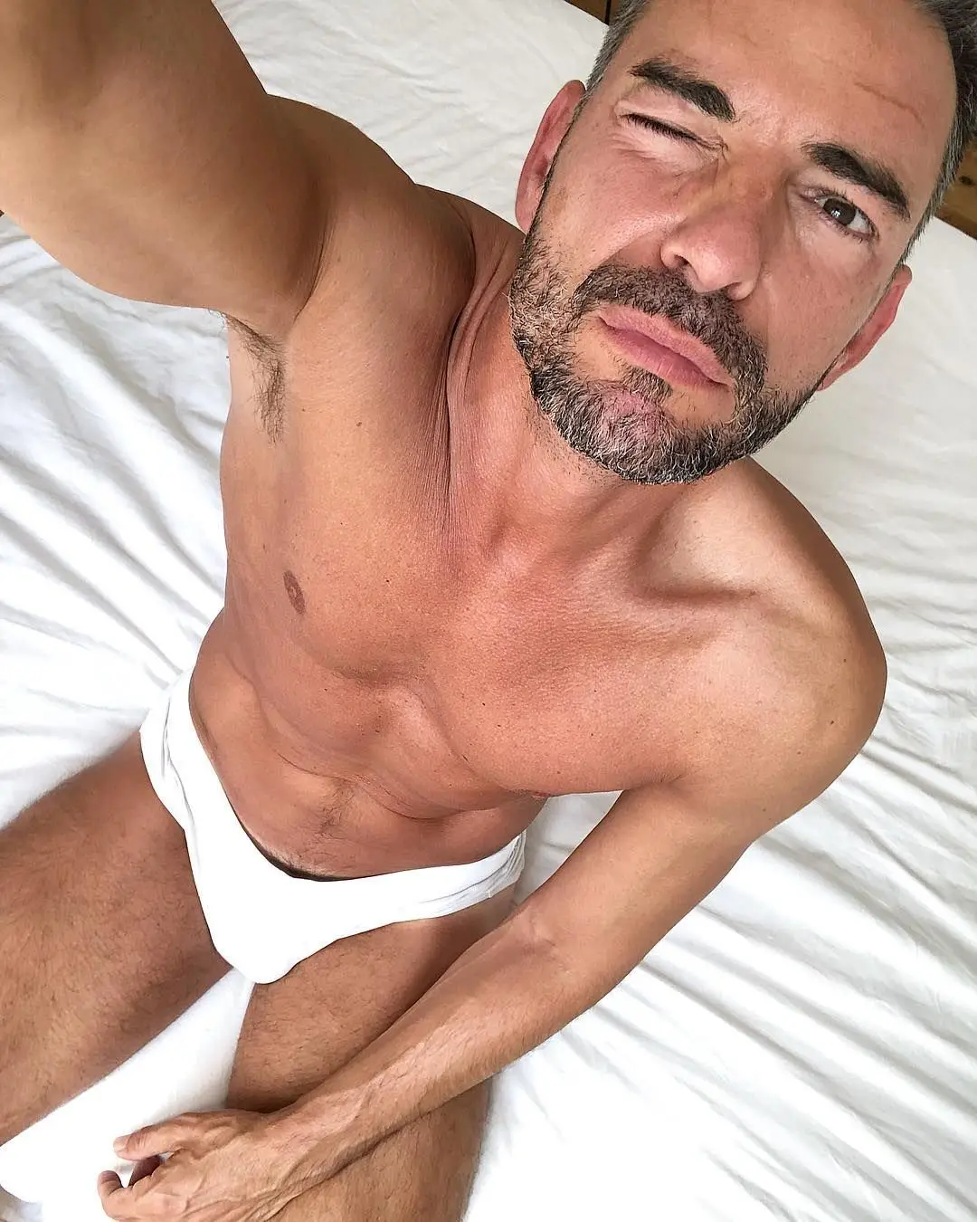 Cláudio Ramos publica foto em cuecas e deixa recado a Ruben Rua
