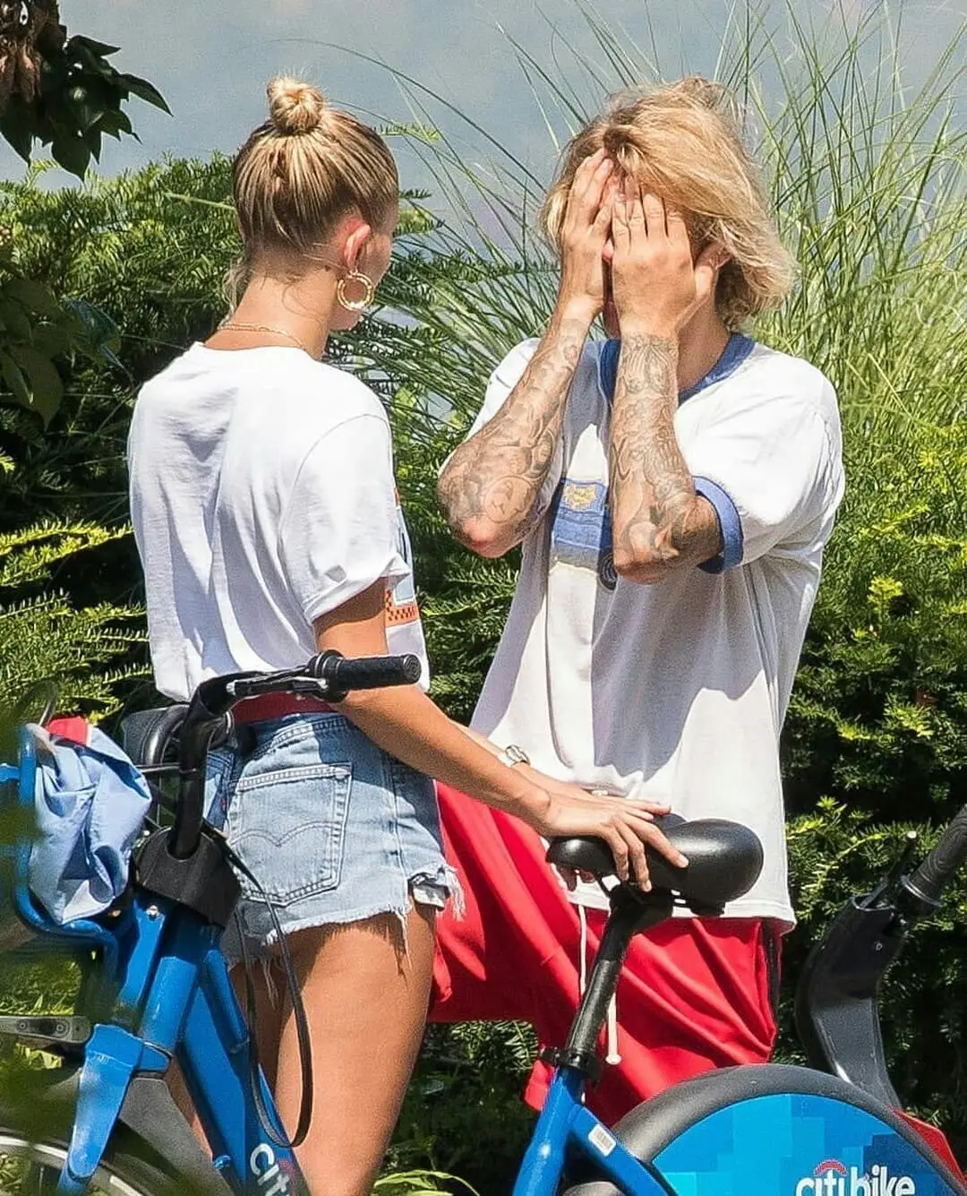 Justin Bieber e Hailey Baldwin fotografados a chorar na rua