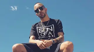 Piruka canta emocionado com filha ao colo no MEO Sudoeste