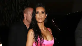 Kim Kardashian surge com o cabelo verde néon
