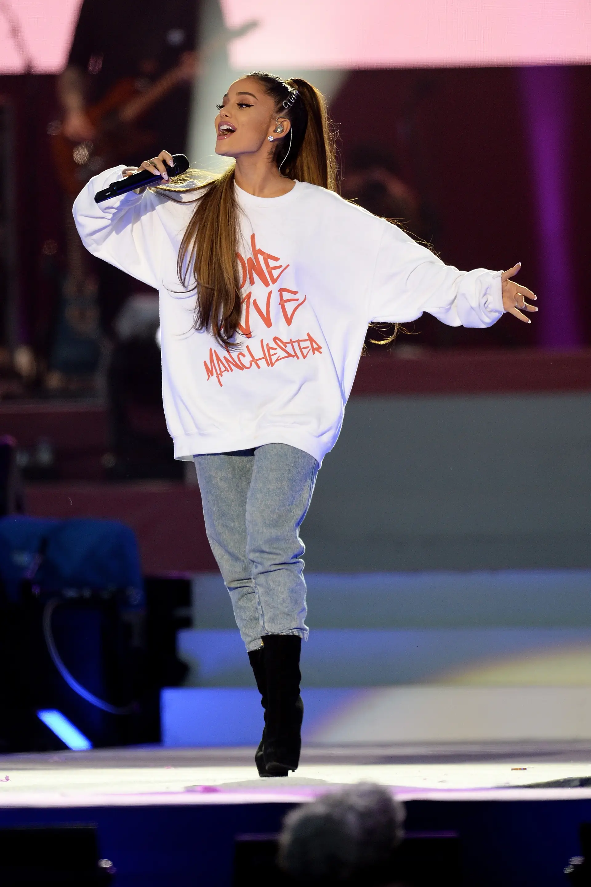 Ariana Grande chora durante entrevista ao relembrar ataque em Manchester