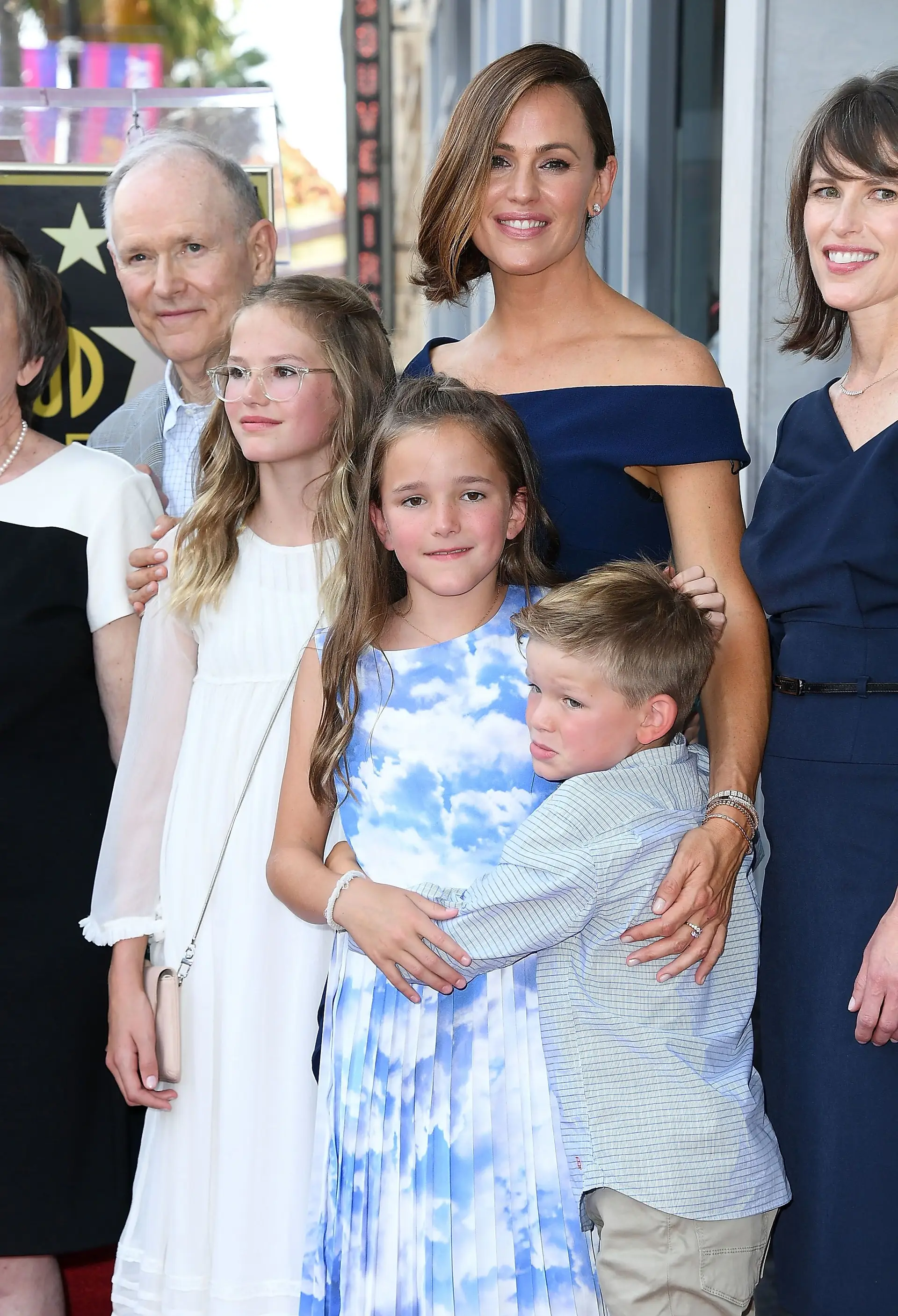 Em aparição rara, Jennifer Garner surge com os três filhos na 'red carpet'
