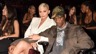 Reação de Kylie Jenner ao concerto do namorado torna-se viral