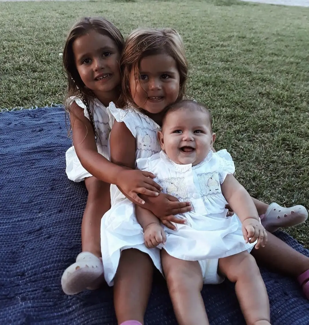 Filhas de Carolina Patrocínio regressam a casa depois de longas férias