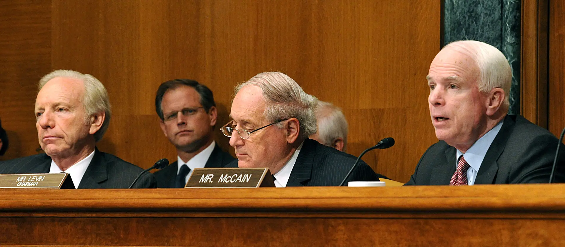 John McCain suspende tratamento a cancro agressivo no cérebro