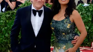 Surpreendida pelo marido, Salma Hayek renova votos de casamento