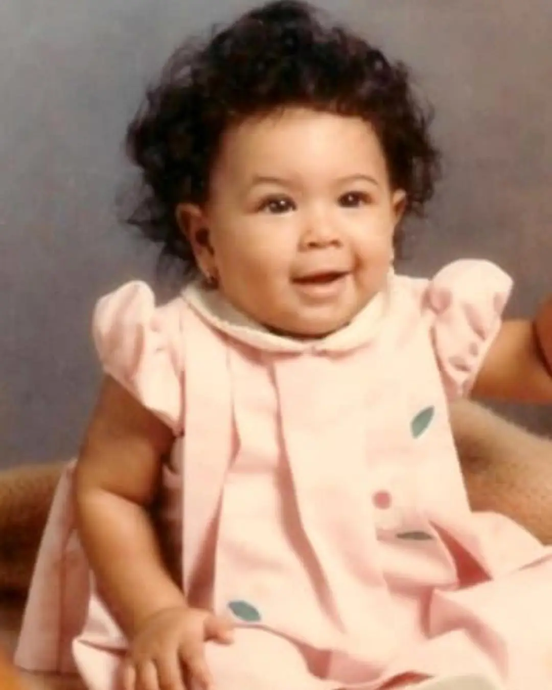 Consegue adivinhar quem é esta famosa bebé que faz 37 anos?