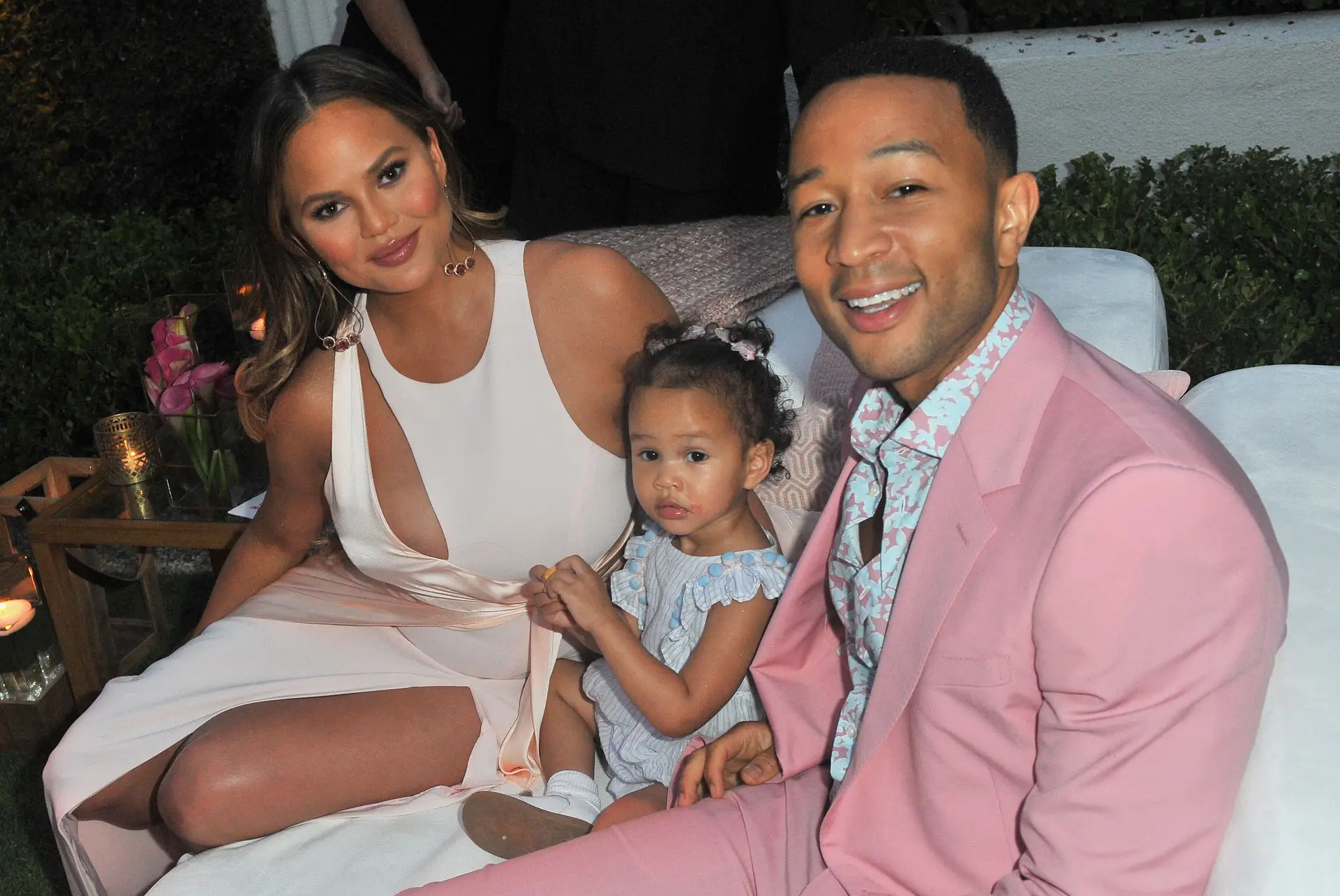 Chrissy Teigen e a depressão pós-parto: "Bebia demais"