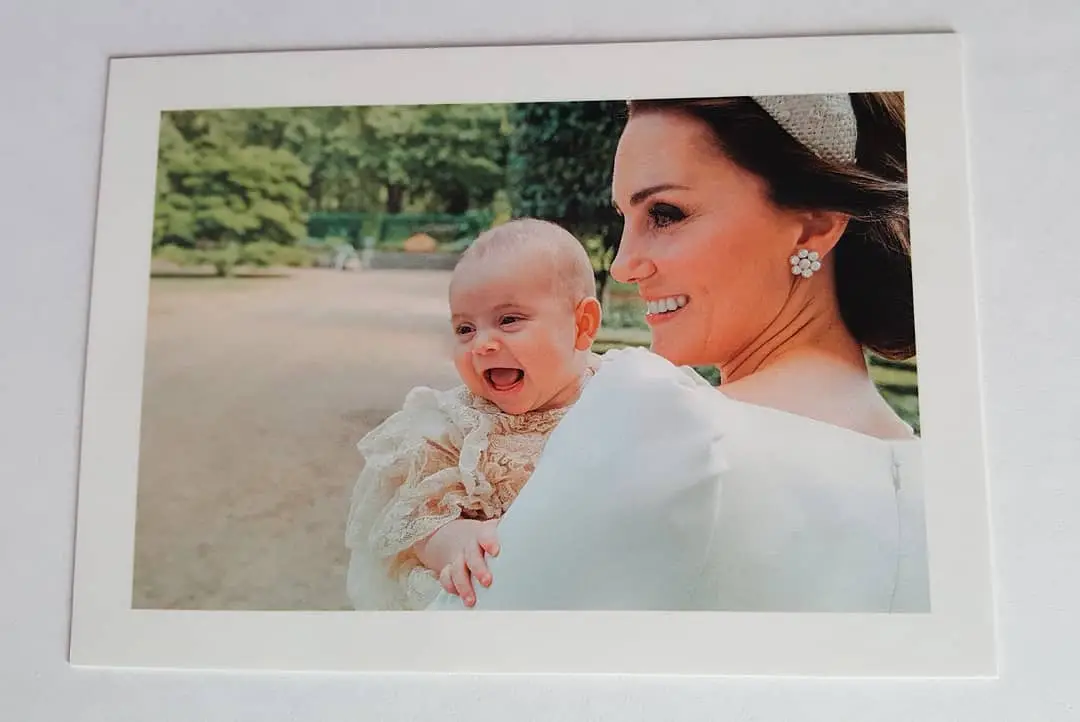 Kate Middleton envia foto especial do príncipe Louis a fãs