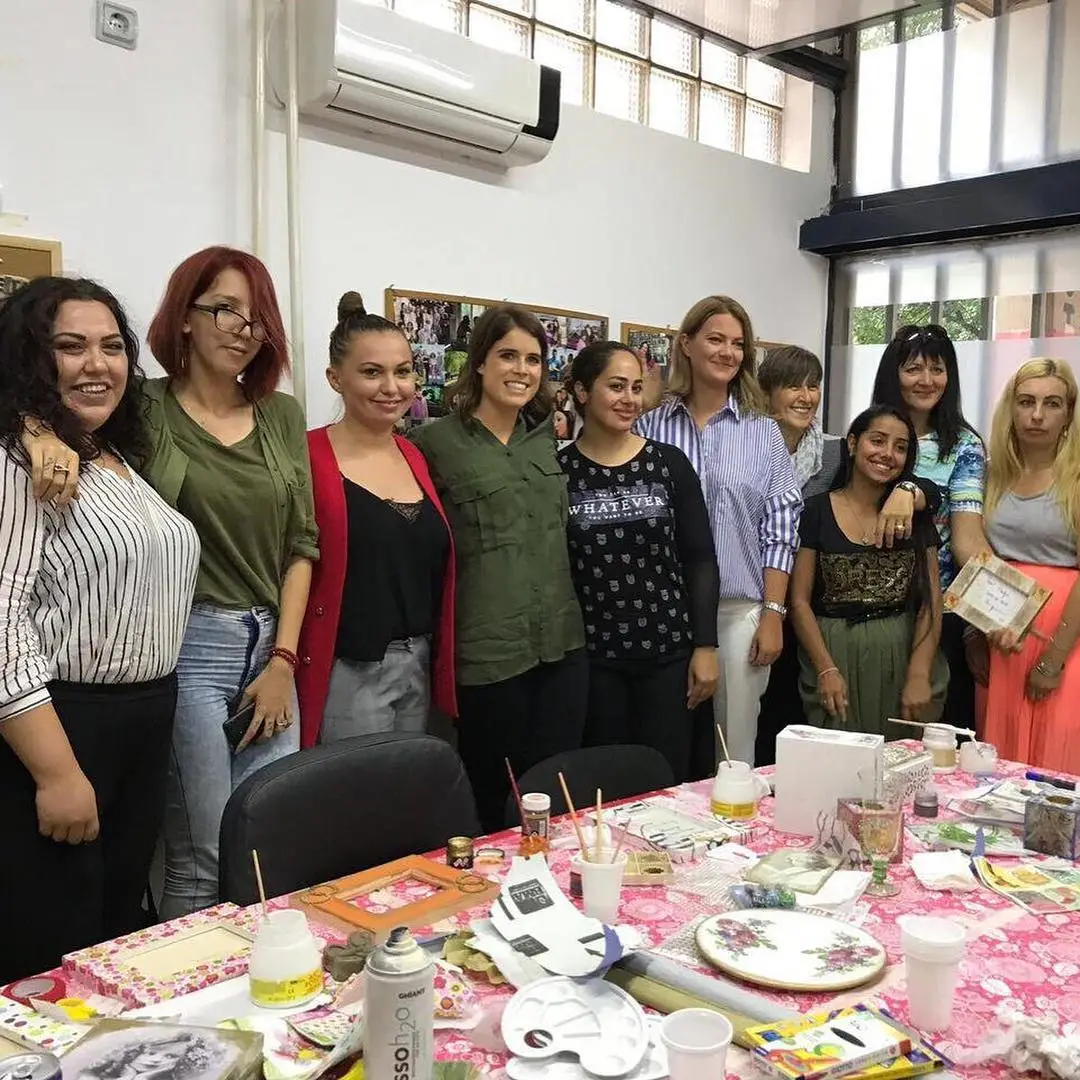 Princesa Eugenie surpreende ao viajar sozinha três semanas antes do casamento