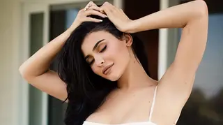 Kylie Jenner é cor-de-rosa dos pés à cabeça
